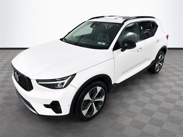 2023 Volvo XC40 B5 Plus Dark Theme