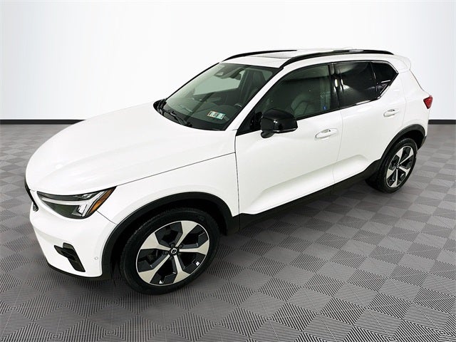 2023 Volvo XC40 B5 Plus Dark Theme